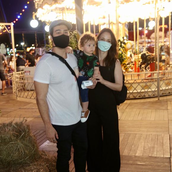 Marcos Veras e a mulher, Rosanne Mulholland com o filho bebê, nascido na quarentena, Davi, de 1 ano