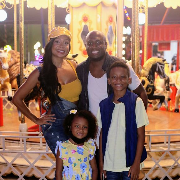 Cresceram! Filhos de famosos impressionam por tamanho em evento pós-pandemia: André e Drika Marinho levaram os filhos para passeio em circo