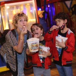 Bárbara Borges se divertiu com os filhos Martin Bem, de 7 anos, e Theo Bem, de 5, em espetáculo VIP de circo no Rio de Janeiro