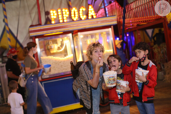 Bárbara Borges se divertiu com os filhos Martin Bem, de 7 anos, e Theo Bem, de 5, em espetáculo VIP de circo no Rio de Janeiro