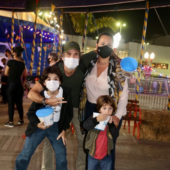 Eriberto Leão com a mulher, Andréa Leal, e os filhos, João e Gael