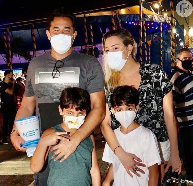 Luciano Szafir levou os filhos David, de 6 anos, e Mikael, de 7, ao circo ao lado da mulher Luhanna Melloni