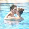 Joe Jonas, dos Jonas Brothers, é flagrado aos beijos com a namorada, Blanda Eggenschwiler, na piscina de hotel no Rio, em 12 de março de 2013