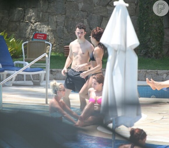 Este foi o segundo dia de Kevin no Rio. O cantor aproveitou a piscina na véspera do show que realizam na cidade