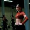 Anitta veste cropped em imagem de novo clipe
