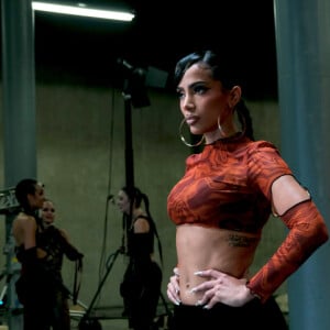 Anitta veste cropped em imagem de novo clipe