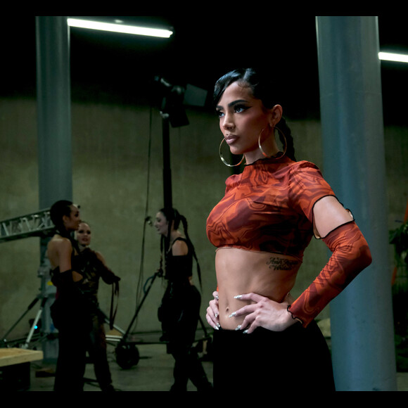 Anitta veste cropped em imagem de novo clipe