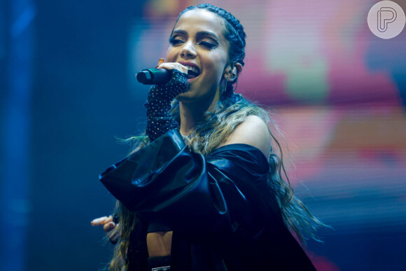 Anitta usa luvas para se apresentar no palco do VMA 2021