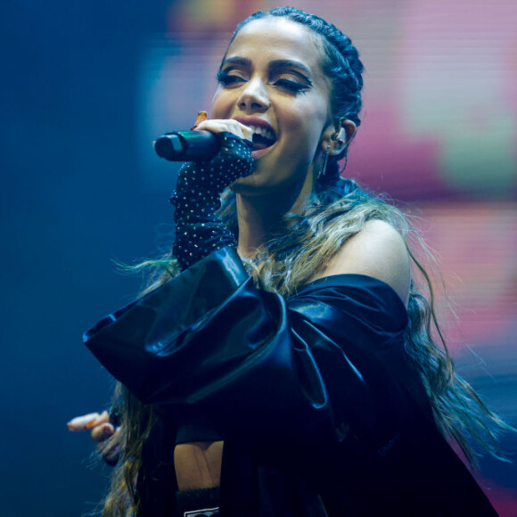 Anitta usa luvas para se apresentar no palco do VMA 2021