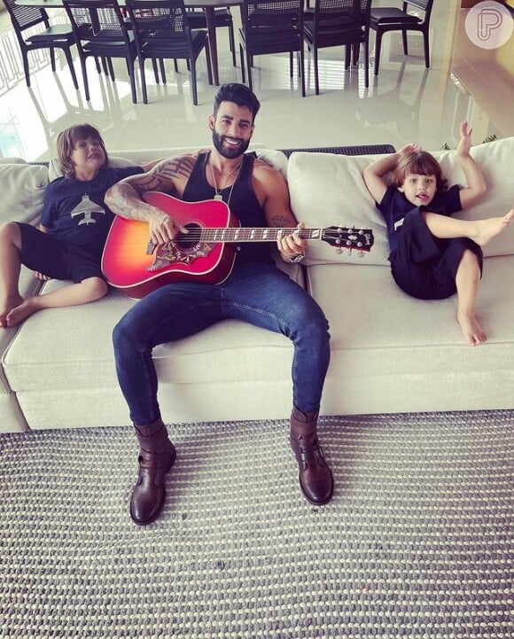 Gusttavo Lima toca violão com os filhos em dia das crianças
