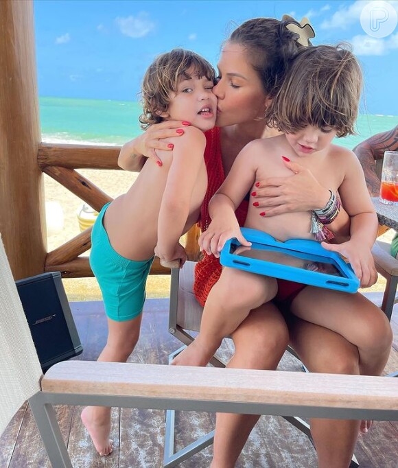 Andressa Suita posou com so filhos em praia e web avistou braço de Gusttavo Lima ao fundo