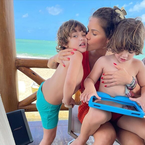 Andressa Suita posou com so filhos em praia e web avistou braço de Gusttavo Lima ao fundo