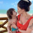 Andressa Suita abraçou e beijou o filho em viagem a Pernambuco