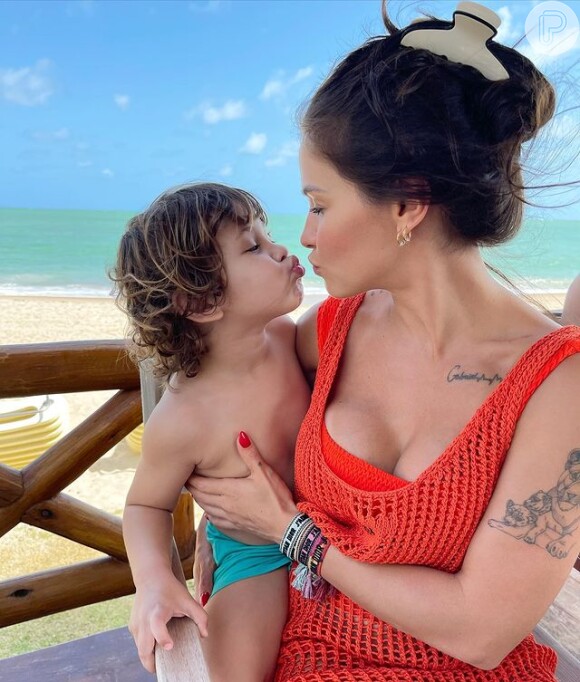Andressa Suita abraçou e beijou o filho em viagem a Pernambuco