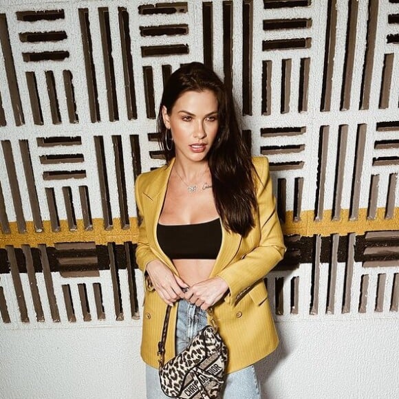 Andressa Suita costuma fotografar os looks de aeroporto para os seguidores