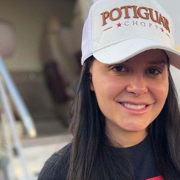 Maraisa posa com pet após voo