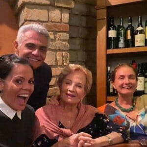 Glória Menezes quase não tem saído de casa após a morte de Tarcísio Meira, mas família garante que atriz está bem