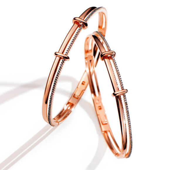 Os elos em ouro rosé, cravados por diamantes brown, representam um laço de conforto e segurança nas joias da Vivara