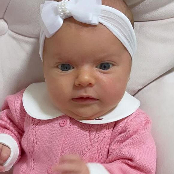 Filha mais nova de Thaeme Mariôto foi comparada à boneca em foto
