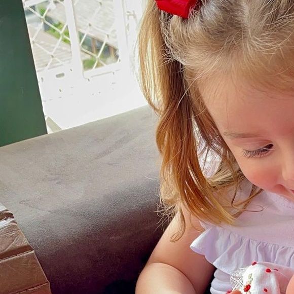 Thaeme Mariôto relatou ciúmes da filha com irmã mais nova