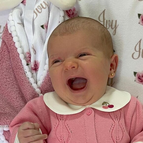 Filha mais nova de Thaeme Mariôto foi fotografada deitada dando uma risada gostosa