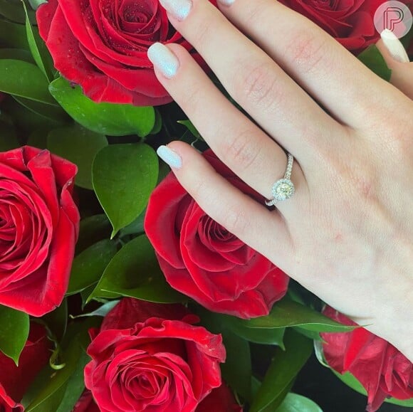 Bruna Santana postou foto do anel de noivado nas redes sociais