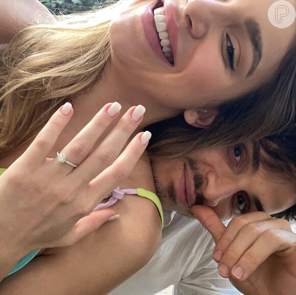Bruna Santana mostra anel de noivado nas redes sociais