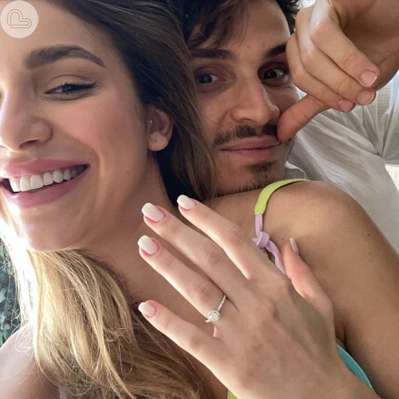 Bruna Santana mostra anel de noivado com jogador Raphael Veiga