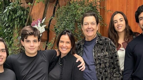 Fausto Silva posa com a mulher e os três filhos em foto rara e tamanho do caçula rouba a cena