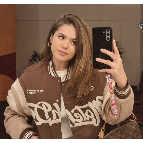 Maisa apareceu com os cabelos alisados em rede social