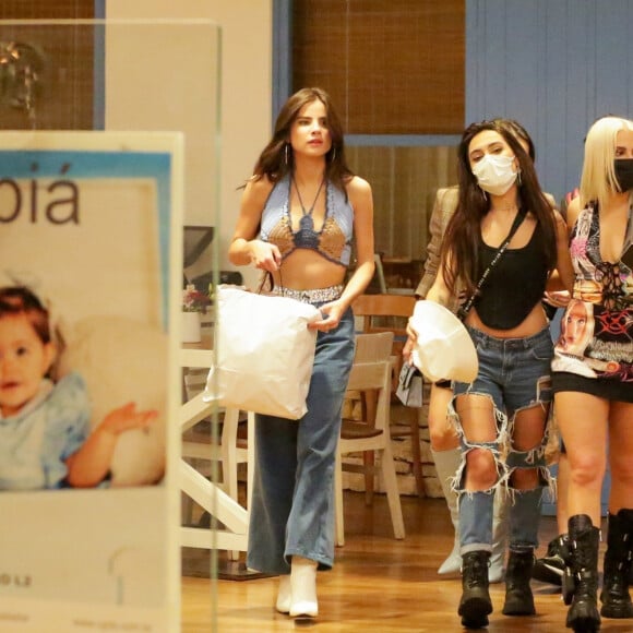Luísa Sonza, Giulia Be e Gabi Melim foram fotografadas em shopping carioca