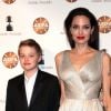 Shiloh Jolie-Pitt se destaca com estilo próprio de moda e sua personalidade