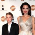 Shiloh Jolie-Pitt se destaca com estilo próprio de moda e sua personalidade
