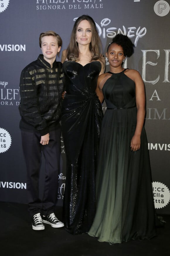 Shiloh Jolie-Pitt frequentou as premiéres com roupas como blazers e calças