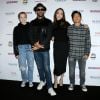 Shiloh Jolie-Pitt com um moletom e jeans na première do documentário 'Paper & Glue: A JR Project', sobre o artista de rua JR