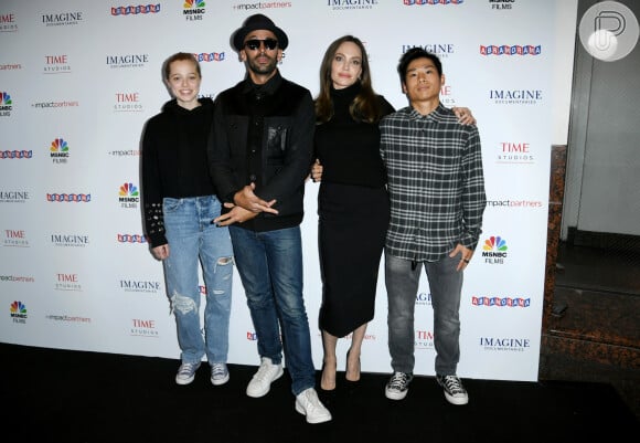 Shiloh Jolie-Pitt com um moletom e jeans na première do documentário 'Paper & Glue: A JR Project', sobre o artista de rua JR