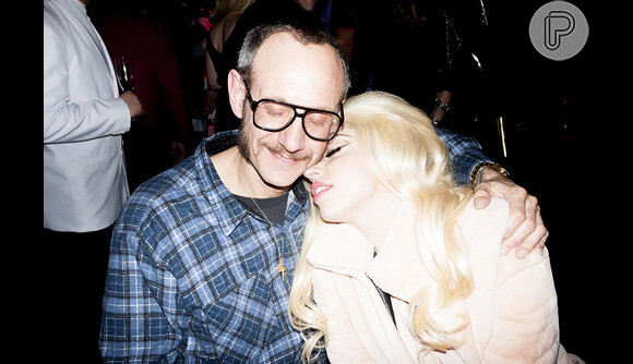 Lady Gaga também posou ao lado do fotógrafo americano Terry Richardson, um dos grandes nomes da fotografia de moda