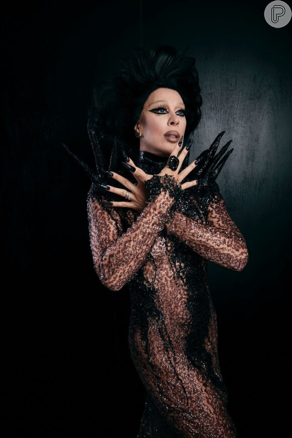 Claudia Raia se vestiu de 'Elvira' em festa de Halloween