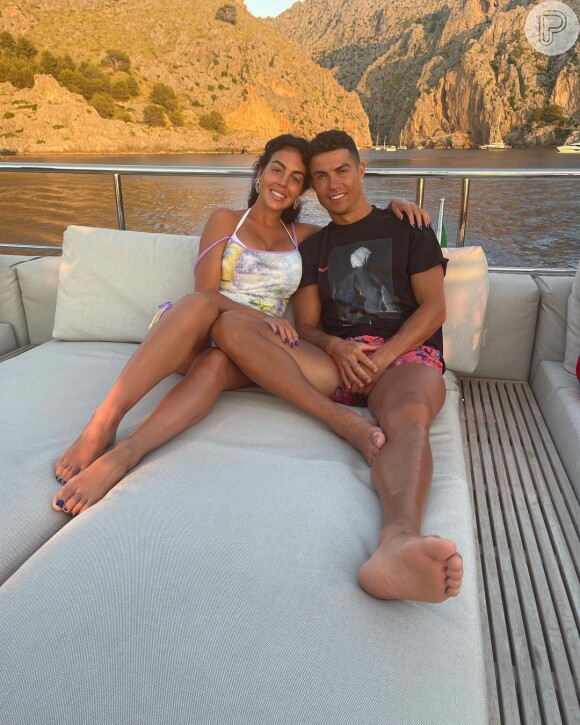 'Estamos encantados de anunciar que estamos esperando gêmeos, disse o casal Cristiano Ronaldo e Georgina