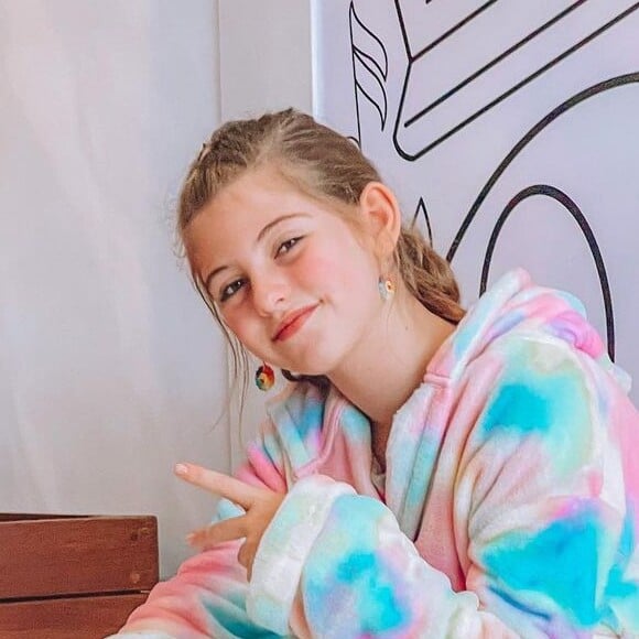 Lorena Queiroz se tornou fashionista e apaixonada por esmalte com glitter