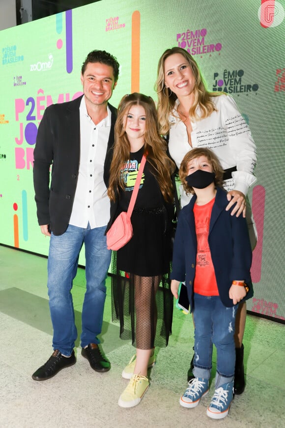 Lorena Queiroz posa com os pais e irmão em bastidor de premiação em outubro de 2021
