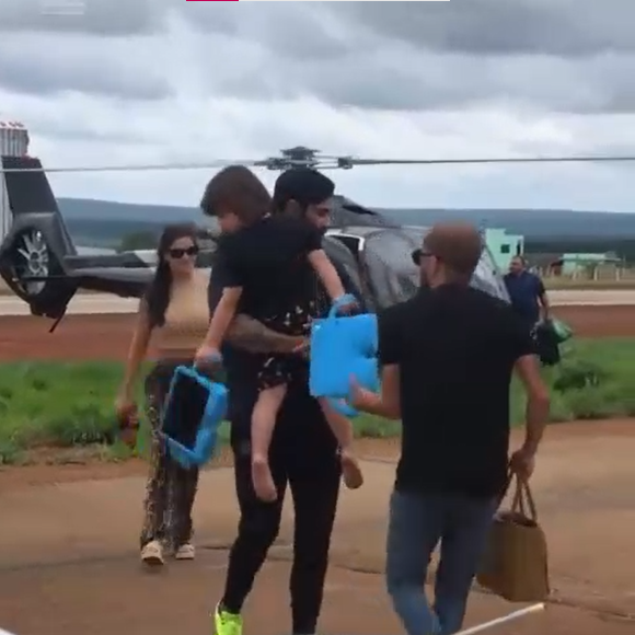 Andressa Suita e Gusttavo Lima desembarcaram de helicóptero com os filhos e logo entraram no jatinho particular do cantor