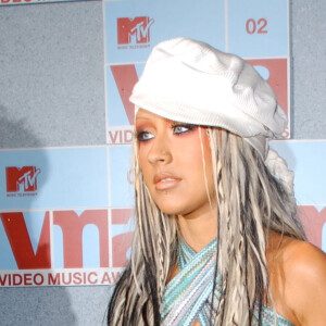 O figurino de Luísa Sonza era uma referência ao look de Christina Aguilera no VMA de 2002