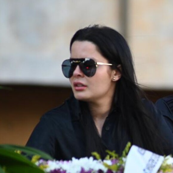 Bastante abalada, Maraisa acompanhou cortejo do corpo de Marília Mendonça