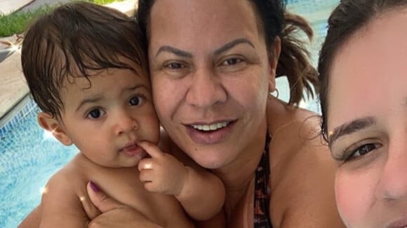 Mãe de Marília Mendonça cuida do neto e se manifesta após morte da filha