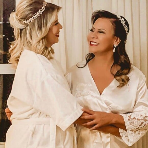 Mãe de Marília Mendonça, Ruth Moreira postou uma foto das duas com a música 'Jó' ao fundo