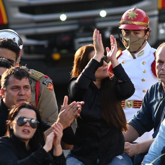 Maiara e Maraísa participaram do cortejo fúnebre de Marília Mendonça
