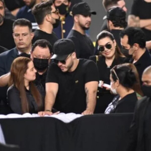 Naiara Azevedo deu o último adeus a cantora Marília Mendonça