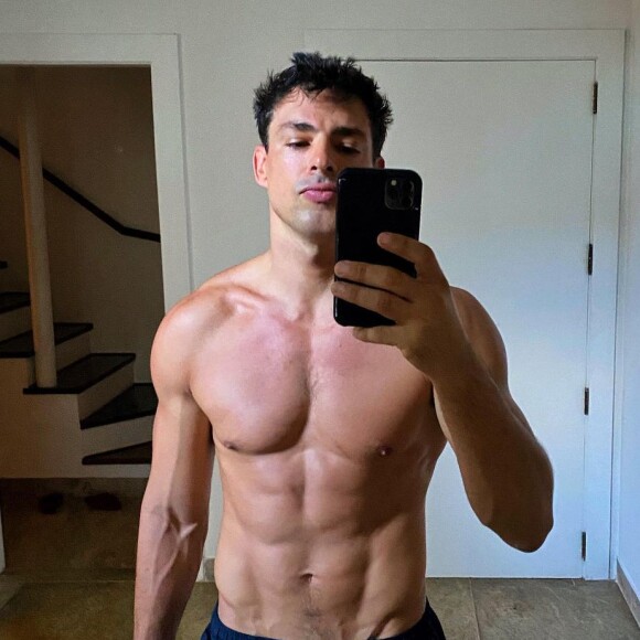 Cauã Reymond ainda apareceu de cueca branca em capítulo de 'Um Lugar ao Sol'