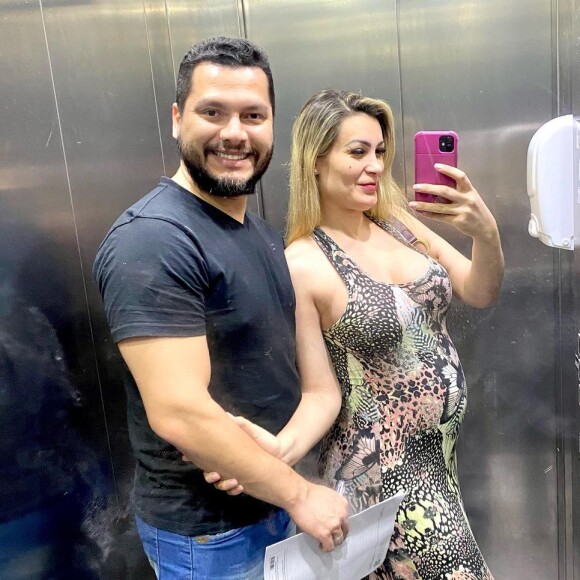 Andressa Urach mostrou barriga de grávida nas redes sociais